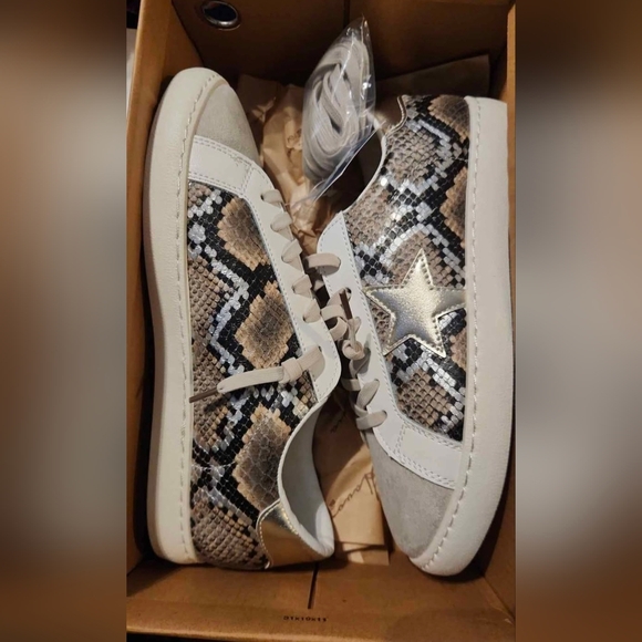 Stylish Snake Print Sneakers with Silver Star - Picture 1 of 2